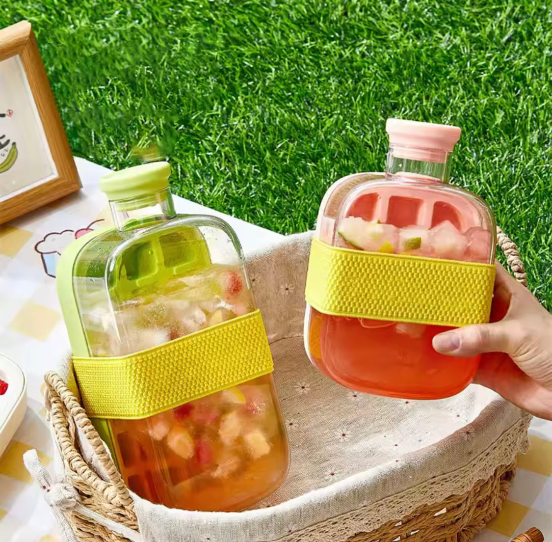 Zilonay outdoor fitness drink bottle with ice making feature